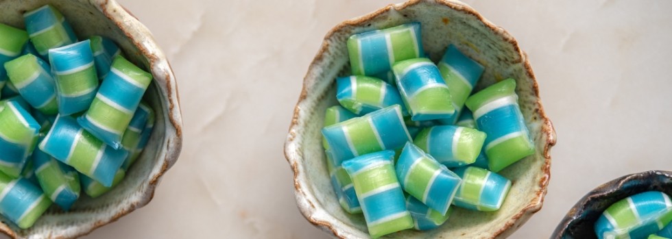 Vibrant colors in confectionery with plant-based spirulina concentrates